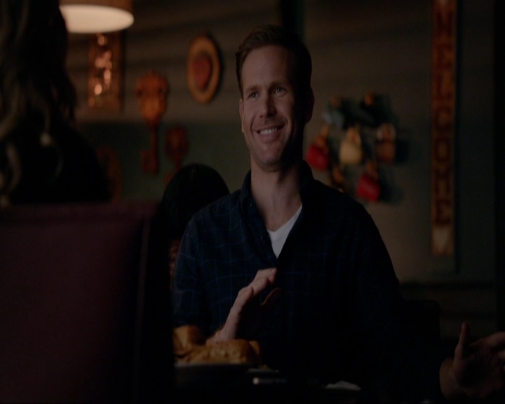 VampireDiariesWorld-dot-nl_7x14MoonlightOnTheBayou1086.jpg