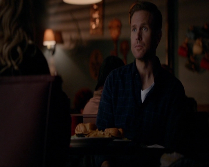 VampireDiariesWorld-dot-nl_7x14MoonlightOnTheBayou1095.jpg