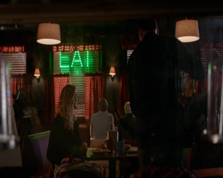 VampireDiariesWorld-dot-nl_7x14MoonlightOnTheBayou1109.jpg