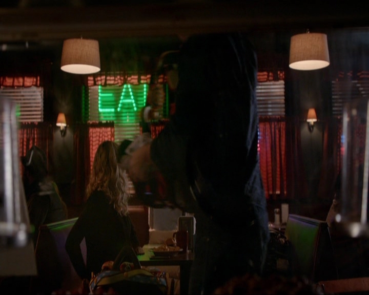 VampireDiariesWorld-dot-nl_7x14MoonlightOnTheBayou1110.jpg