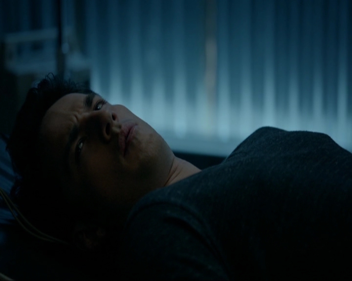 VampireDiariesWorld-dot-nl_7x14MoonlightOnTheBayou1136.jpg