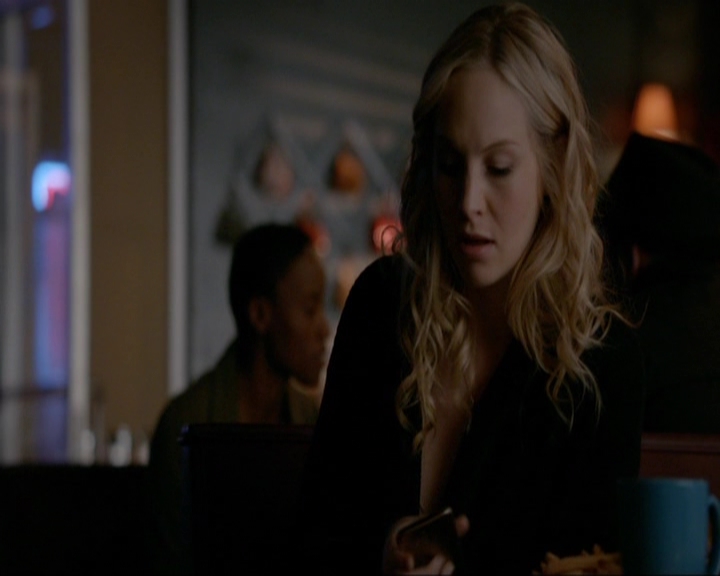 VampireDiariesWorld-dot-nl_7x14MoonlightOnTheBayou1455.jpg