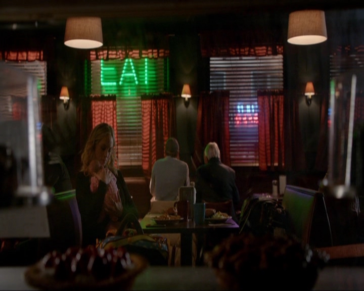 VampireDiariesWorld-dot-nl_7x14MoonlightOnTheBayou1461.jpg