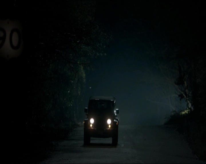 VampireDiariesWorld-dot-nl_7x14MoonlightOnTheBayou1666.jpg