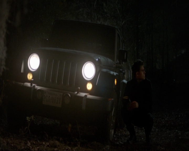 VampireDiariesWorld-dot-nl_7x14MoonlightOnTheBayou1724.jpg
