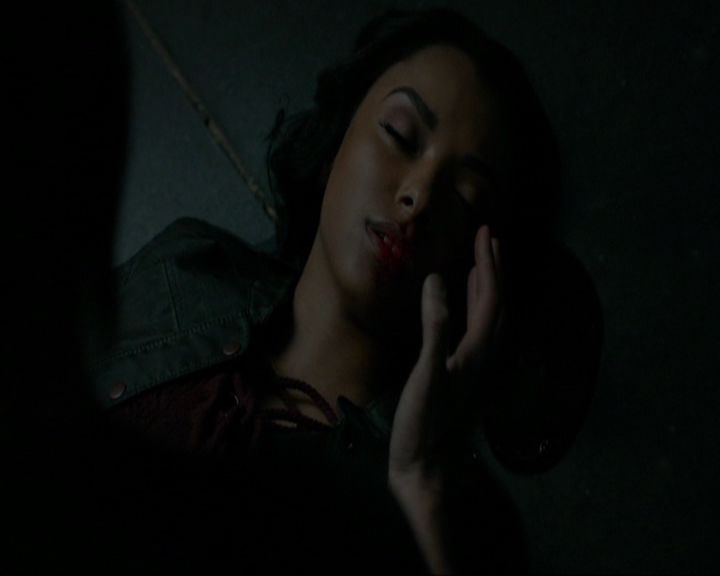 VampireDiariesWorld-dot-nl_7x14MoonlightOnTheBayou1893.jpg