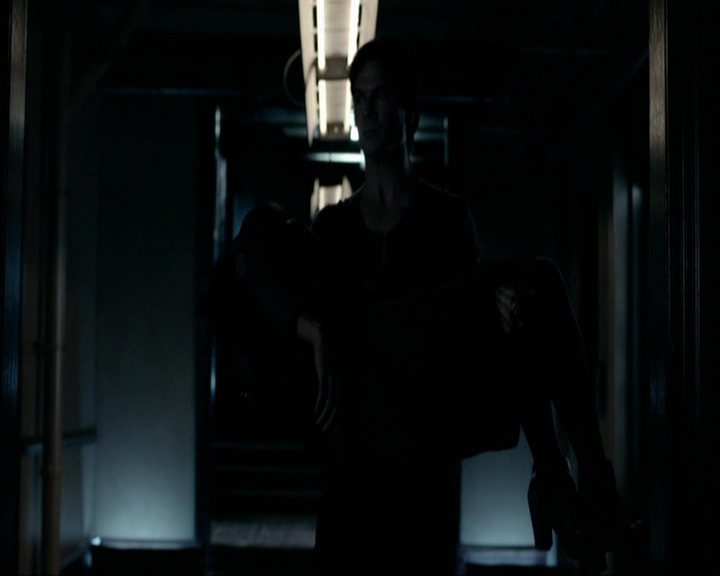 VampireDiariesWorld-dot-nl_7x14MoonlightOnTheBayou1899.jpg