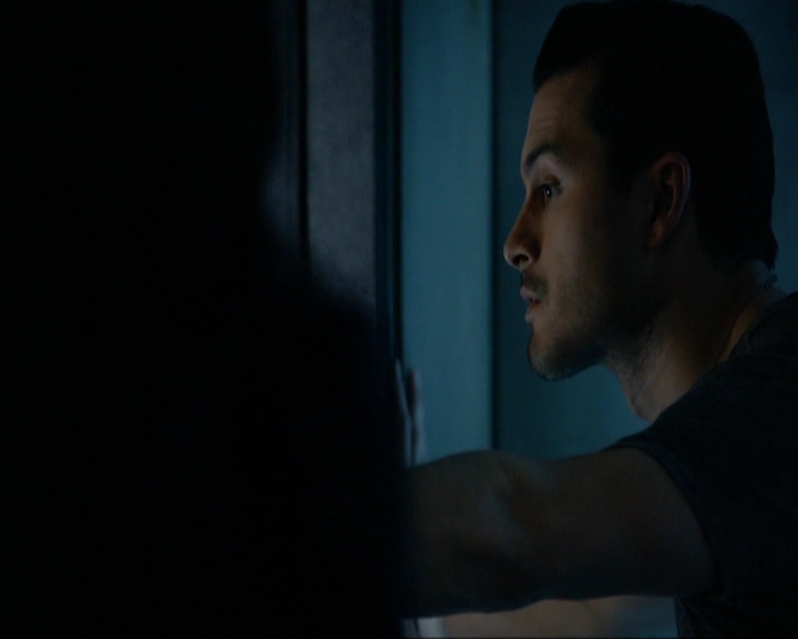 VampireDiariesWorld-dot-nl_7x14MoonlightOnTheBayou1980.jpg