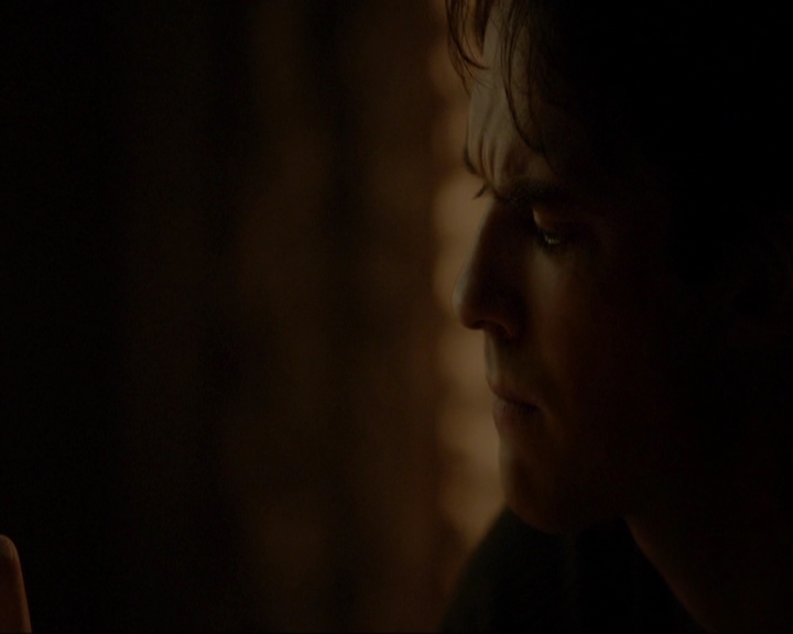 VampireDiariesWorld-dot-nl_7x14MoonlightOnTheBayou2141.jpg