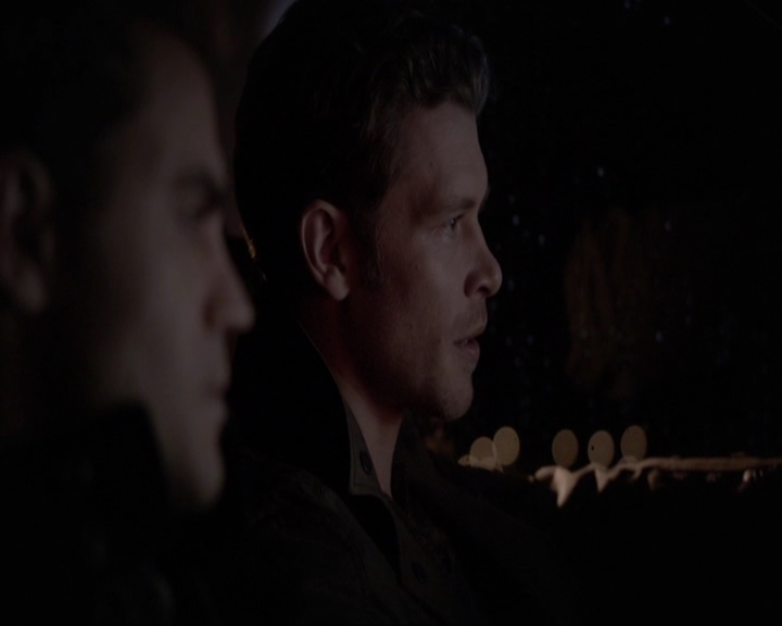 VampireDiariesWorld-dot-nl_7x14MoonlightOnTheBayou2162.jpg