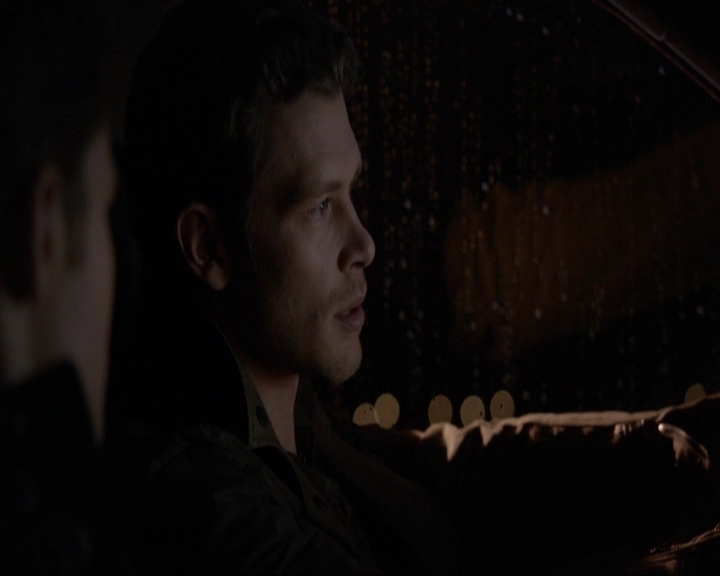 VampireDiariesWorld-dot-nl_7x14MoonlightOnTheBayou2191.jpg