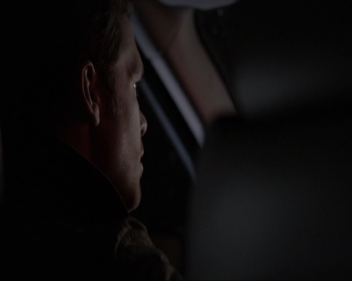 VampireDiariesWorld-dot-nl_7x14MoonlightOnTheBayou2194.jpg