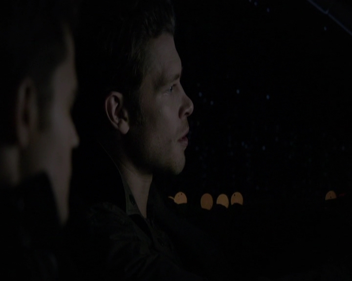 VampireDiariesWorld-dot-nl_7x14MoonlightOnTheBayou2199.jpg