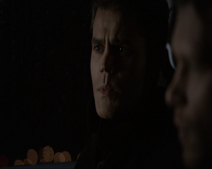 VampireDiariesWorld-dot-nl_7x14MoonlightOnTheBayou2205.jpg