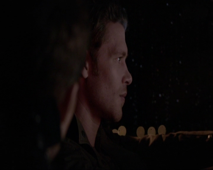VampireDiariesWorld-dot-nl_7x14MoonlightOnTheBayou2209.jpg