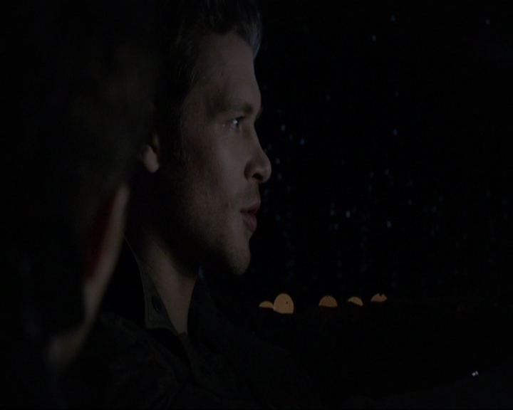 VampireDiariesWorld-dot-nl_7x14MoonlightOnTheBayou2211.jpg