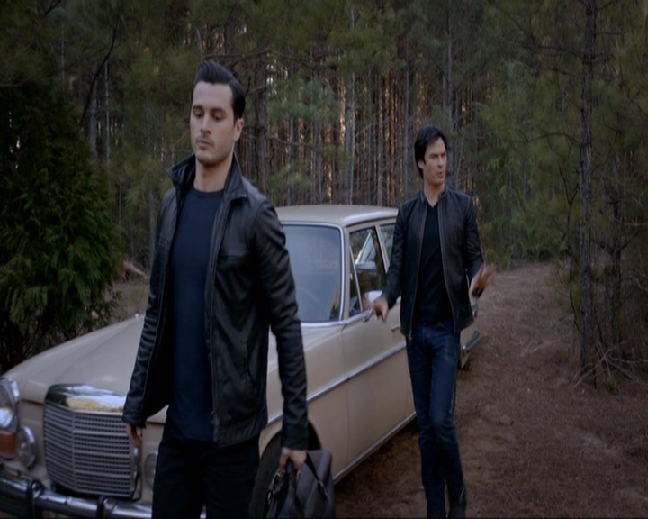 VampireDiariesWorld-dot-nl_7x19SomebodyThatIUsedtoKnow0281.jpg