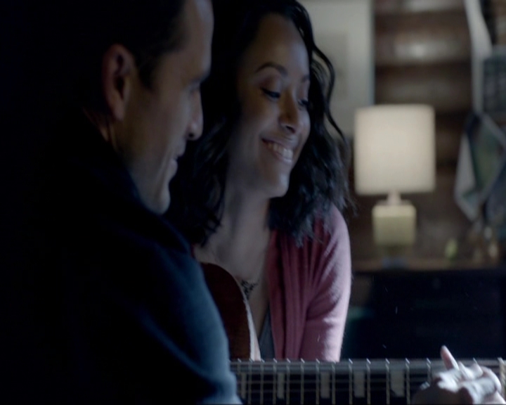 VampireDiariesWorld-dot-nl_7x19SomebodyThatIUsedtoKnow1669.jpg