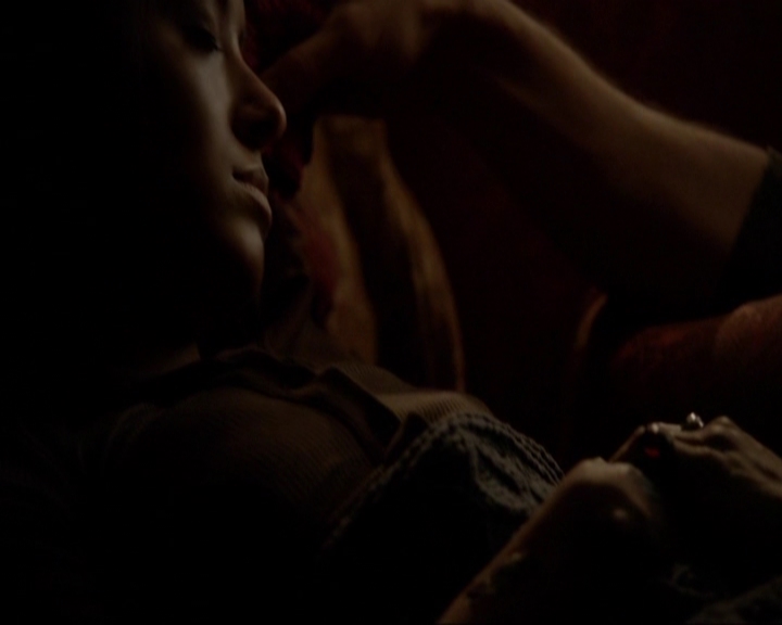VampireDiariesWorld-dot-nl_7x20KillEmAll1984.jpg
