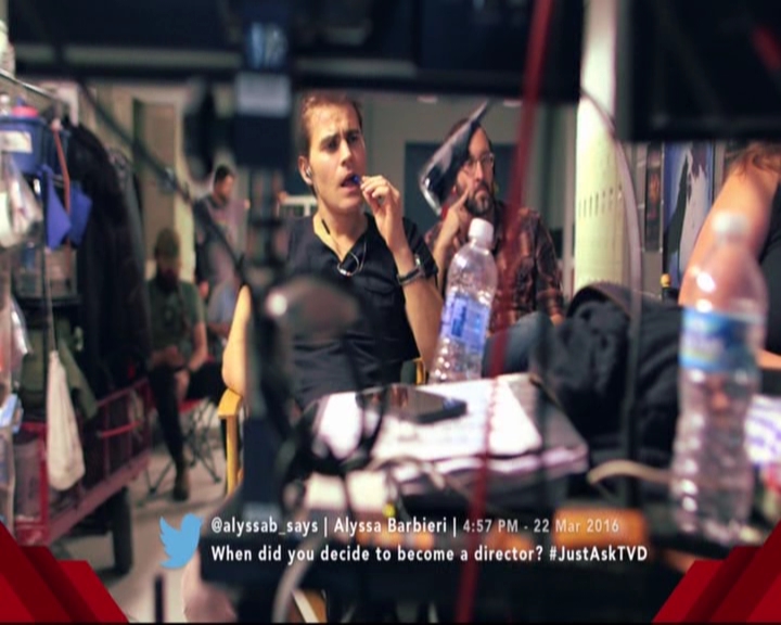 VampireDiariesWorld-dot-nl_S7-dvdextra-DirectingVampires0217.jpg