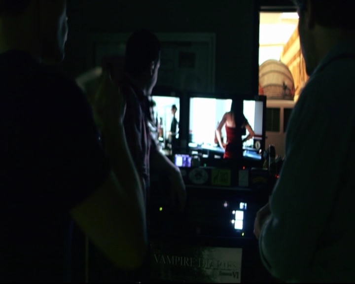 VampireDiariesWorld-dot-nl_S7-dvdextra-DirectingVampires0245.jpg