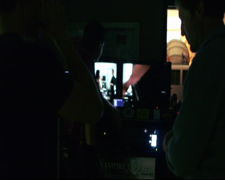 VampireDiariesWorld-dot-nl_S7-dvdextra-DirectingVampires0246.jpg