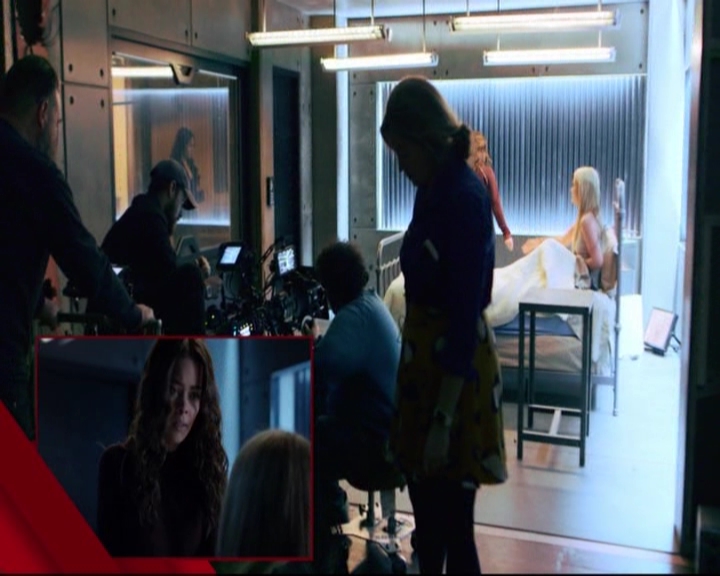 VampireDiariesWorld-dot-nl_S7-dvdextra-DirectingVampires0364.jpg