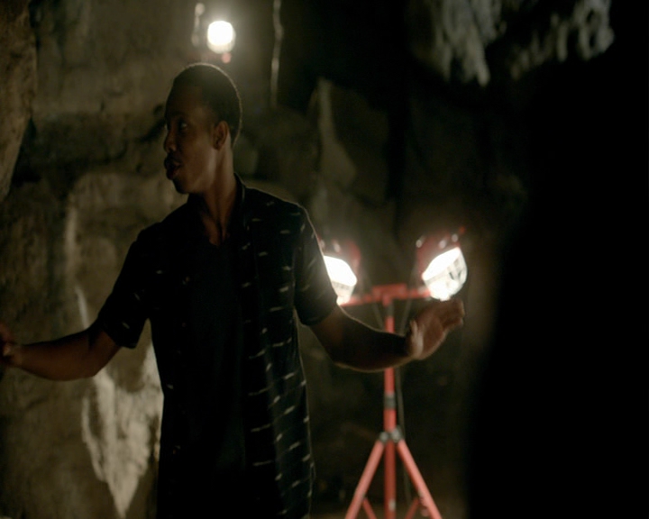 VampireDiaries-dot-nl_VampireDiaries-8x01HelloBrother0584.jpg