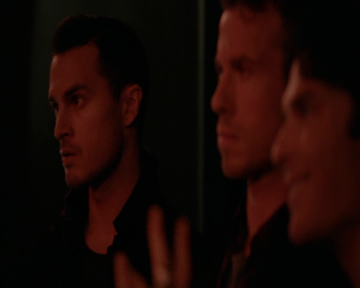 VampireDiaries-dot-nl_VampireDiaries-8x01HelloBrother1993.jpg