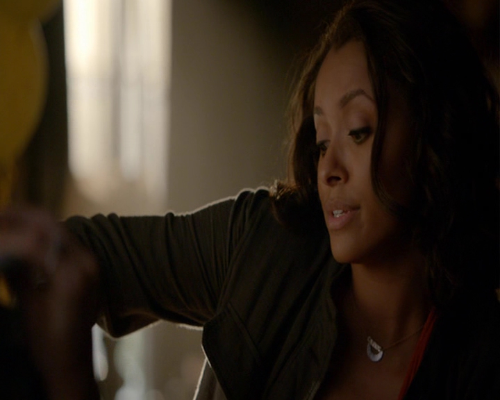 VampireDiaries-dot-nl_VampireDiaries-8x03YouDecidedThatIWasWorthSaving0210.jpg