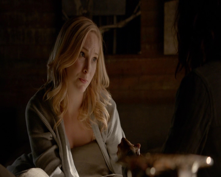 VampireDiaries-dot-nl_VampireDiaries-8x03YouDecidedThatIWasWorthSaving0217.jpg