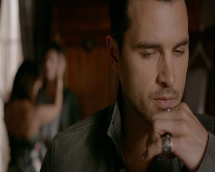 VampireDiaries-dot-nl_VampireDiaries-8x03YouDecidedThatIWasWorthSaving0519.jpg