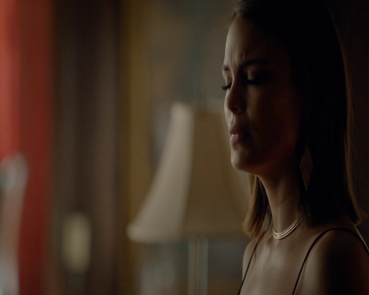 VampireDiaries-dot-nl_VampireDiaries-8x03YouDecidedThatIWasWorthSaving0730.jpg