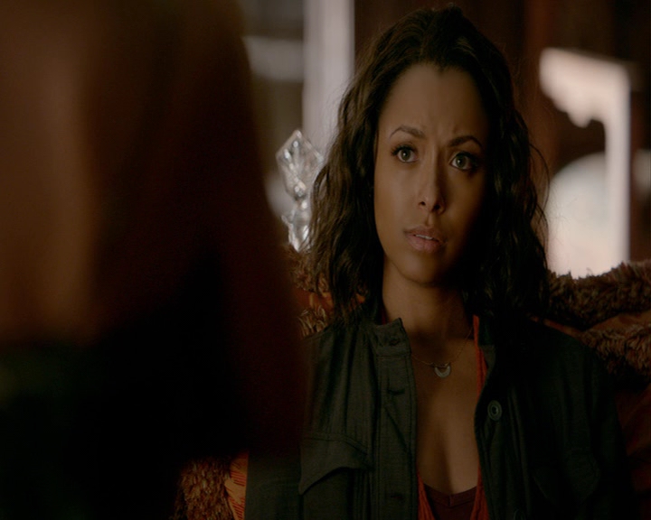 VampireDiaries-dot-nl_VampireDiaries-8x03YouDecidedThatIWasWorthSaving0924.jpg