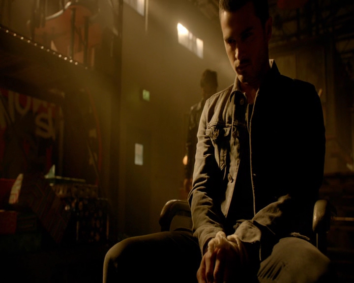 VampireDiaries-dot-nl_VampireDiaries-8x03YouDecidedThatIWasWorthSaving1003.jpg