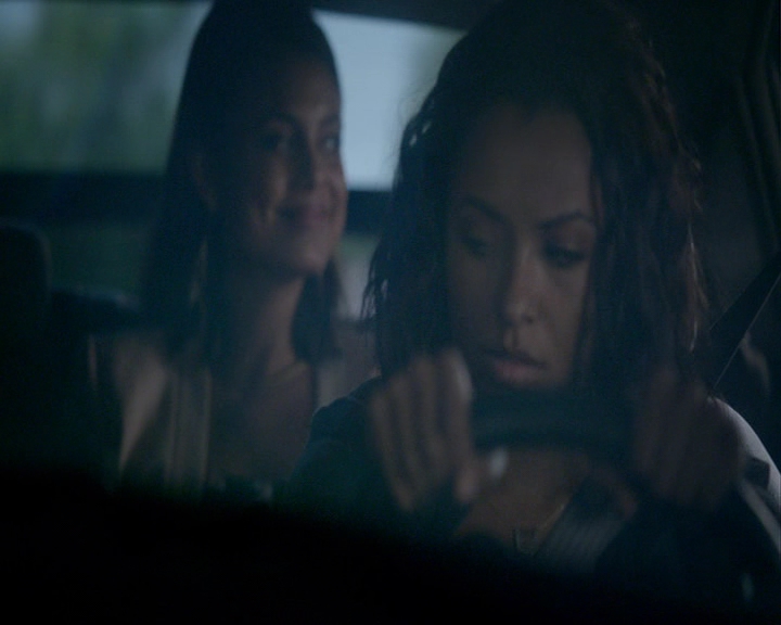 VampireDiaries-dot-nl_VampireDiaries-8x03YouDecidedThatIWasWorthSaving1107.jpg