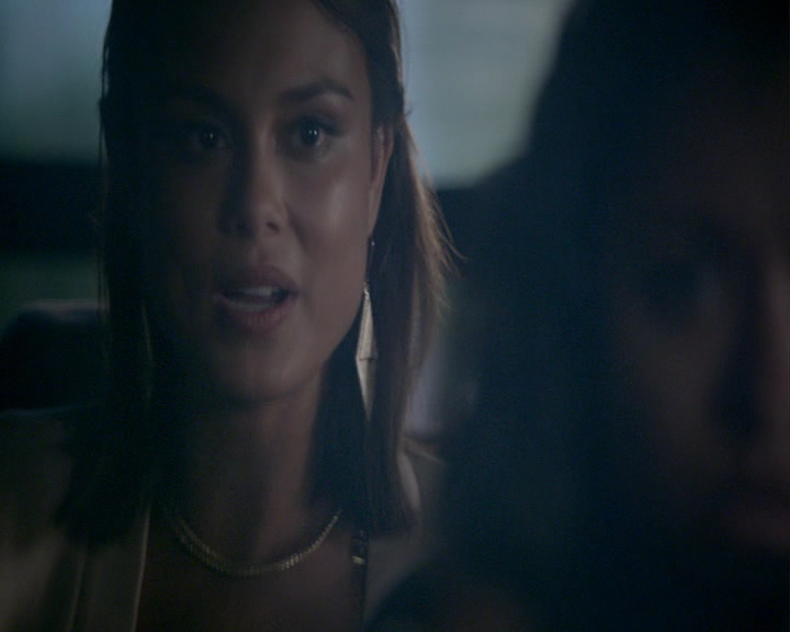 VampireDiaries-dot-nl_VampireDiaries-8x03YouDecidedThatIWasWorthSaving1221.jpg