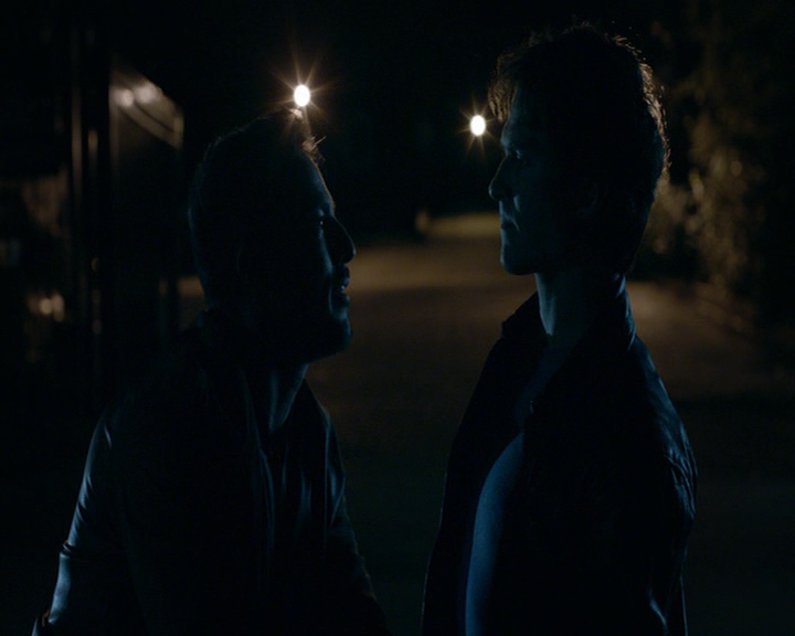 VampireDiaries-dot-nl_VampireDiaries-8x03YouDecidedThatIWasWorthSaving2206.jpg
