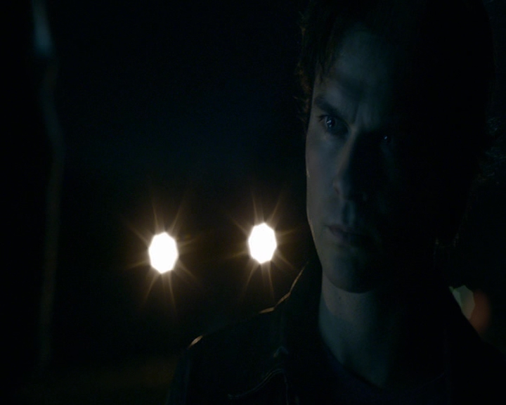 VampireDiaries-dot-nl_VampireDiaries-8x03YouDecidedThatIWasWorthSaving2219.jpg