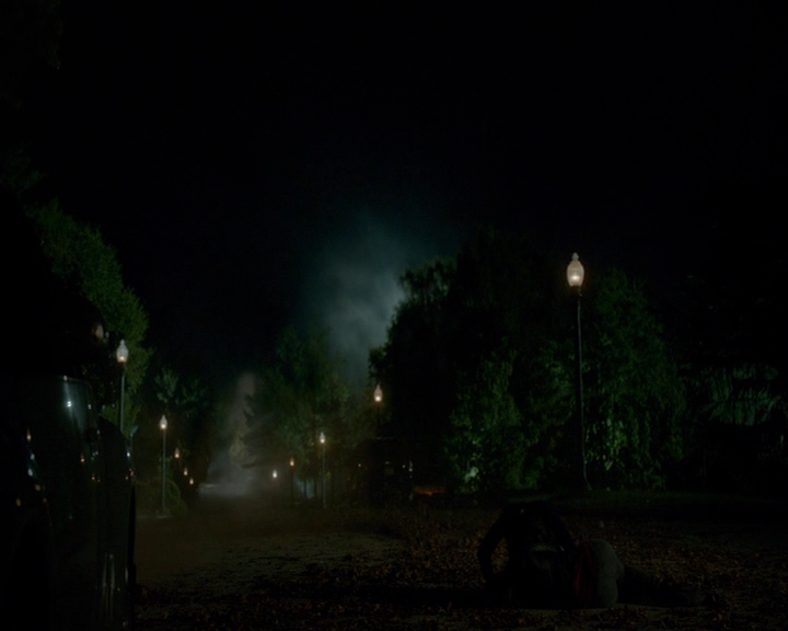 VampireDiaries-dot-nl_VampireDiaries-8x04AnEternityOfMisery2356.jpg