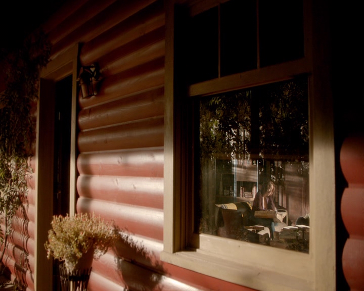 VampireDiaries-dot-nl_VampireDiaries-8x05ComingHomeWasAMistake0024.jpg