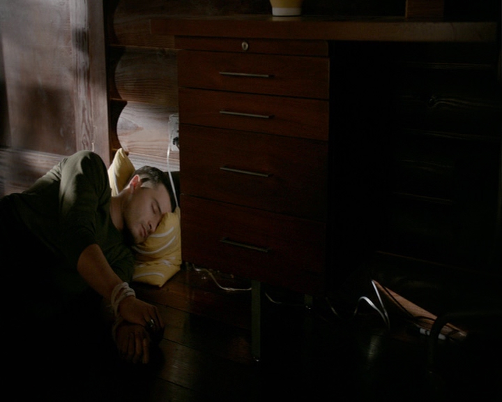 VampireDiaries-dot-nl_VampireDiaries-8x05ComingHomeWasAMistake0026.jpg