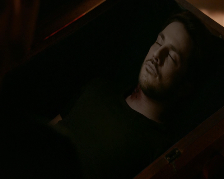 VampireDiaries-dot-nl_VampireDiaries-8x05ComingHomeWasAMistake0090.jpg