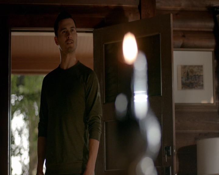 VampireDiaries-dot-nl_VampireDiaries-8x05ComingHomeWasAMistake0330.jpg