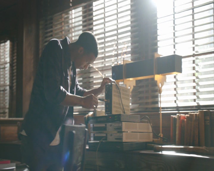VampireDiaries-dot-nl_VampireDiaries-8x05ComingHomeWasAMistake0421.jpg