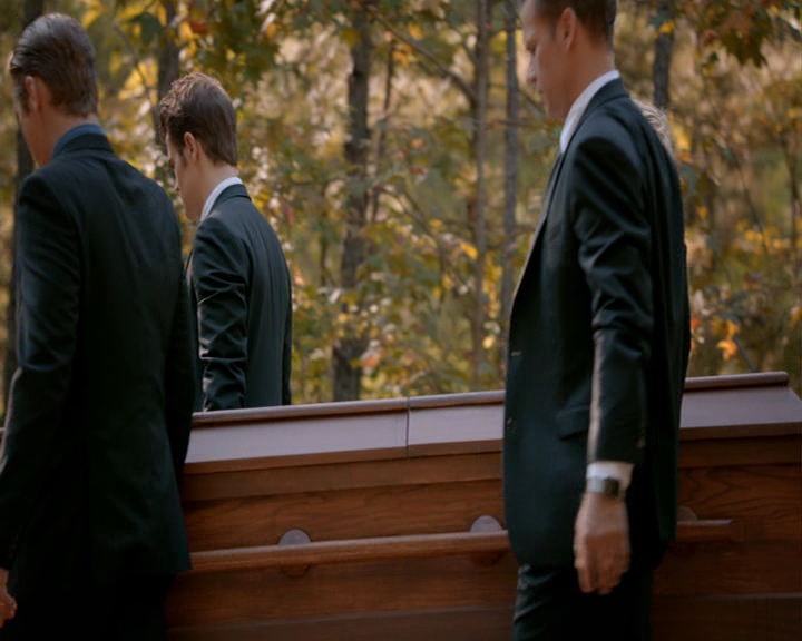 VampireDiaries-dot-nl_VampireDiaries-8x05ComingHomeWasAMistake0472.jpg