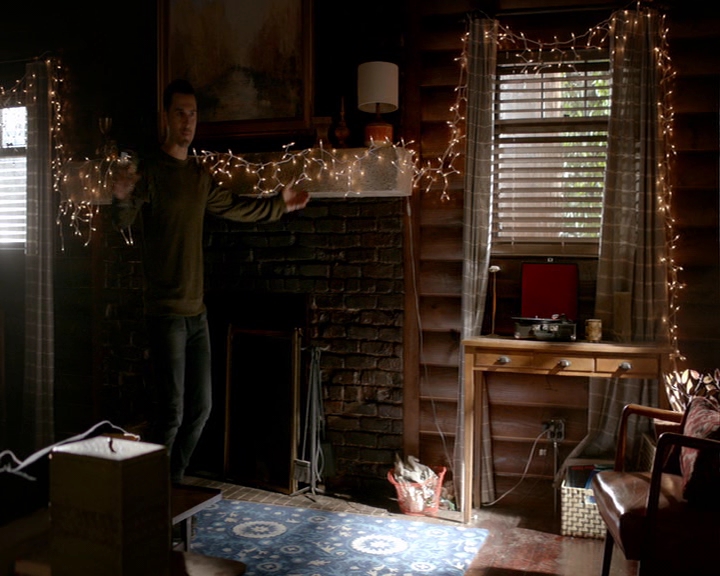VampireDiaries-dot-nl_VampireDiaries-8x05ComingHomeWasAMistake1226.jpg