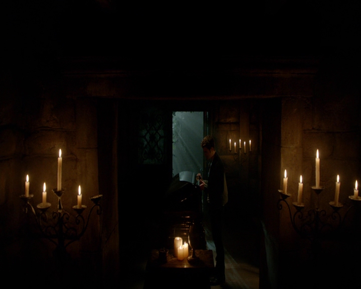 VampireDiaries-dot-nl_VampireDiaries-8x05ComingHomeWasAMistake1816.jpg