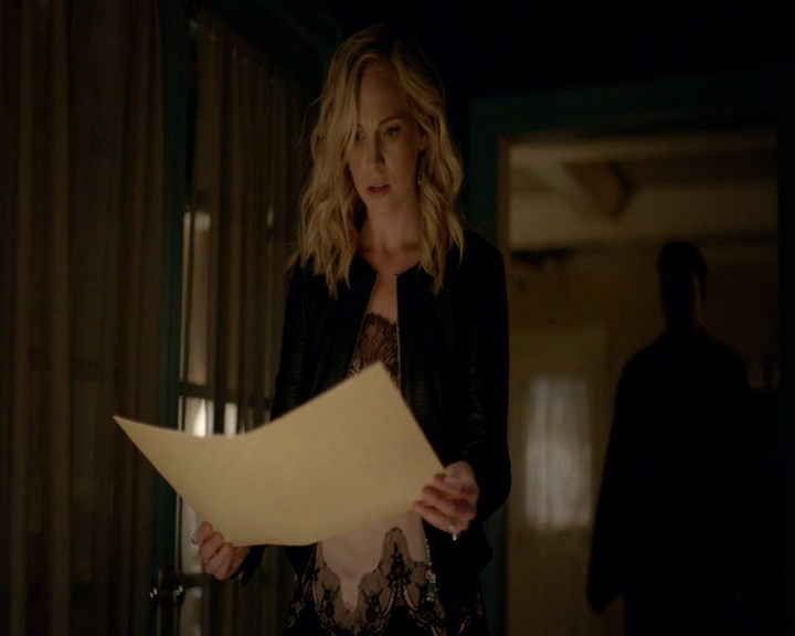 VampireDiaries-dot-nl_VampireDiaries-8x05ComingHomeWasAMistake2341.jpg