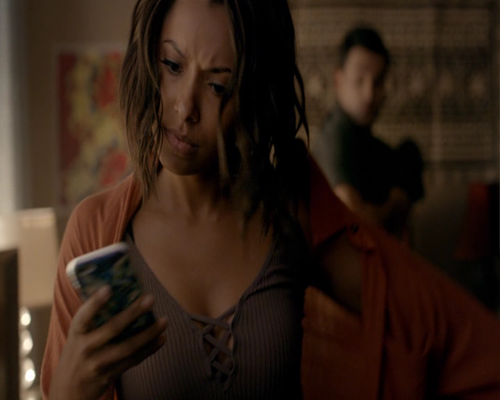 VampireDiaries-dot-nl_VampireDiaries-8x06DetouredOnSomeRandomBackwoodsPathToHell0169.jpg